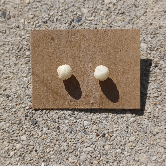 Vintage ivory stud earrings - Picture 5 of 7